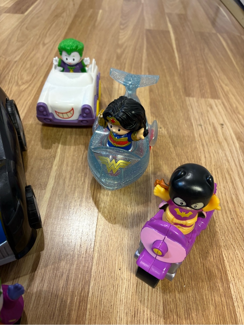 Fisher-Price little people Batman Batmobile Playset with DC Character Figures - Picture 6 of 7